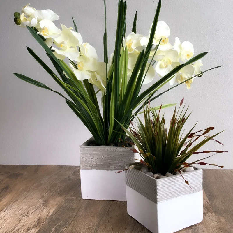 Minimalist black ceramic vase for contrast-White Base Stripe Cement Vase